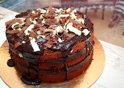 Bolo de chocolate com raspas de chocolate branco