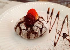 Cookie com morango em prato decorado com calda de chocolate