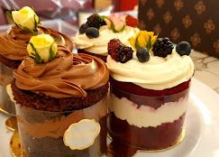 Sobremesas em copo com creme e frutas vermelhas