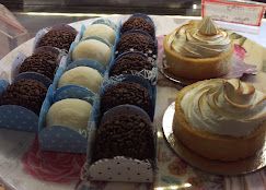 Docinhos em forminhas e tortinhas na vitrine