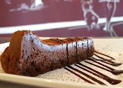 Fatia de bolo de chocolate com calda
