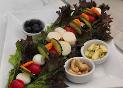 Salada com espetinhos de legumes e potes de acompanhamento