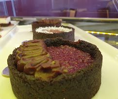 Torta com base verde e cobertura de frutas