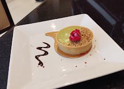 Tortinha em prato quadrado com fio de chocolate