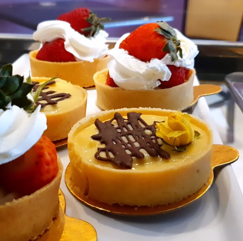 Tortinhas com morangos e chantili